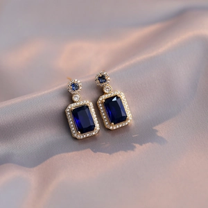Elegante vergoldete Ohrringe mit rechteckigen saphirblauen Kristallen und Zirkonsteinen