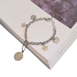 Bracciale retrò in acciaio inossidabile con ciondoli a stella, disco e moneta su fondo bianco