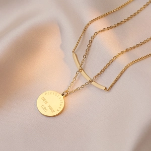 Élégant collier double épaisseur en acier titane doré avec pendentif rond gravé et barre