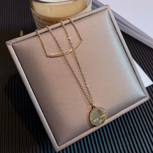 Collier double couche en acier titane doré avec pendentif rond gravé sur velours