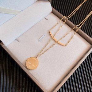 Collier double couche en acier titane doré avec pendentif rond et barre courbée élégante