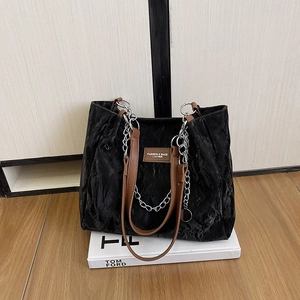 Sac fourre-tout noir plissé à la mode avec poignées en cuir marron et chaînes en métal