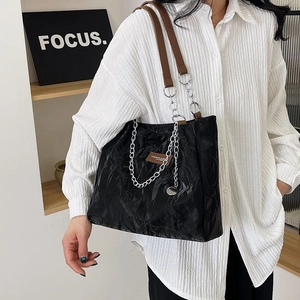 Sac fourre-tout noir à texture froissée, chaîne argentée et bandoulière en cuir