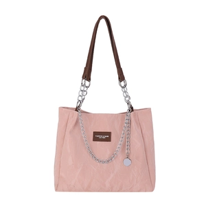Grand sac cabas rose avec lanières en cuir marron et chaîne métallique argentée
