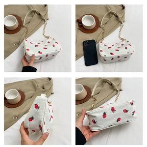 Detailansicht der Erdbeerdruck-Cordtasche mit Kette und Größenreferenz aus vier Winkeln