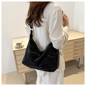 Minimalist black slouchy tote bag with pleated texture for daily commuting fashion