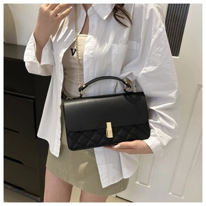 Minimalistische schwarze Stepptasche mit goldener Kette und Metallverschluss für Damen