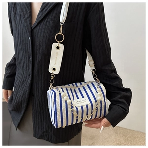 Sac cylindrique à rayures bleues et blanches avec chaîne en perles et bandoulière
