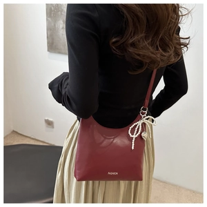Sac hobo rouge foncé avec nœud en perles et pendentif coeur en métal de détail