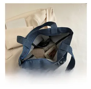 Vue détaillée du grand sac cabas en jean bleu montrant sa capacité de rangement