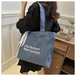 Sac cabas en jean bleu avec imprimé Less Mondays More Sundays et détail de ruban dentelle