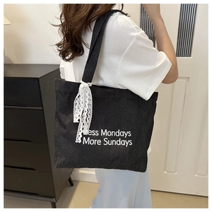 Grand sac cabas en toile noire avec nœud en dentelle blanche et texte rétro imprimé