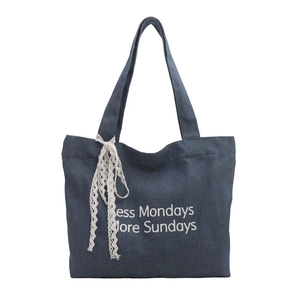 Sac fourre-tout en denim bleu avec nœud en dentelle et slogan Less Mondays More Sundays