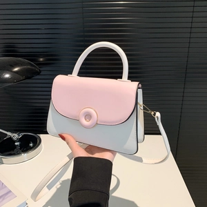 Sac bandoulière minimaliste rose et blanc avec boucle ronde en cuir et bandoulière