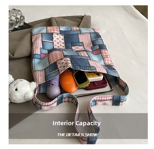 Dettaglio dell'interno capiente della grande borsa tote vintage in tela patchwork