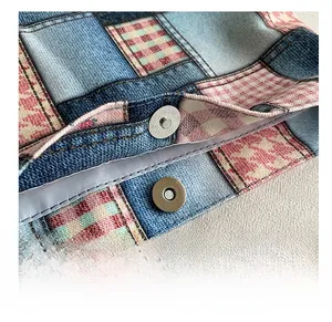 Dettaglio della chiusura magnetica su borsa patchwork in tela denim e quadri rosa