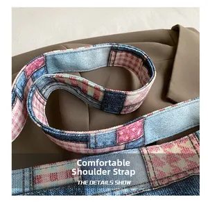 Dettaglio della tracolla in tessuto a scacchi blu denim e rosa multicolore
