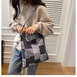 Détail d'un sac cabas en denim patchwork avec un charmant lapin en peluche blanc