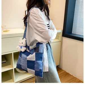 Sac cabas rétro en patchwork de denim pour femme avec charmant lapin en peluche