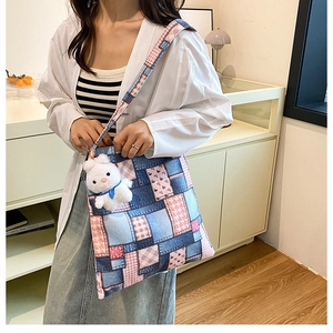 Détail du sac cabas en toile patchwork avec motif floral et breloque lapin mignon