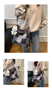 Dettaglio della borsa tote in tela a quadretti con ciondolo a coniglio in stile denim