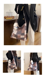 Dettaglio della borsa in tela patchwork con ciondolo a coniglio e toni della terra