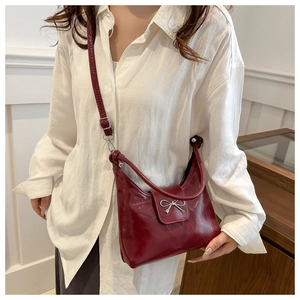 Sac seau en cuir PU rouge foncé avec nœud argenté et bandoulière ajustable