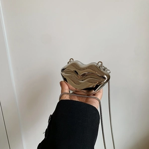 Sac à main argenté en forme de lèvres avec chaîne serpent et effet miroir métallique
