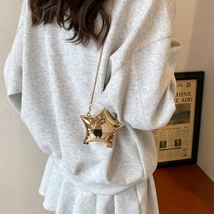 Sac bandoulière doré en forme d'étoile avec fini métallisé et chaîne en métal
