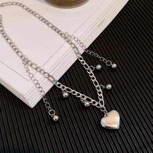 Collana a strati in acciaio al titanio con ciondolo a cuore argento e catena a maglie grandi