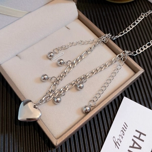 Collana con pendente a cuore in argento lucido e catena con nappe di perline su scatola