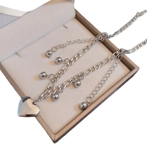Collana a cuore in acciaio al titanio argento con catena a nappe e piccole sfere