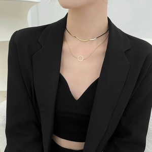 Set collana a doppio strato in acciaio al titanio placcato oro rosa 18k con ciondolo tondo