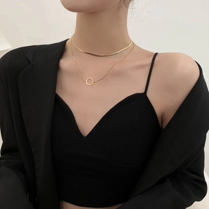 Collana a doppio strato in titanio placcato oro 18k con ciondolo tondo su modella
