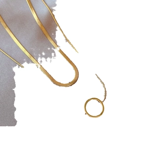 Set di gioielli minimalista con collana a catena serpente e anello placcati oro rosa 18k