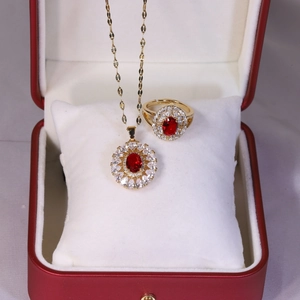 Parure élégante collier et bague en titane doré avec rubis ovale et zircons brillants