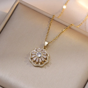 Elegante gouden ketting met draaiende zirkonia bloemhanger en glanzend kristal in het midden