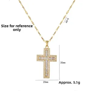 Gros plan du pendentif croix dorée serti de zircons avec détails de la chaîne 40+5 cm