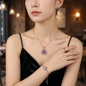 Rotierendes lila Zirkon-Schmuckset mit Kette und Ohrringen in Roségold-Finish