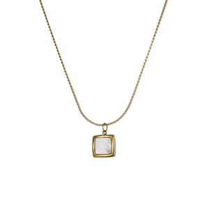 Élégante chaîne corde dorée en titane avec pendentif carré en nacre blanche