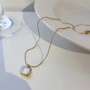 Collier en acier titane avec pendentif carré en nacre dorée 18 carats