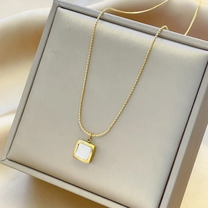 Collier Pendentif Carré Acier Titane Plaqué Or 18K Avec Incrustation Nacre Blanche Bijoux Géométriques Minimalistes Femme