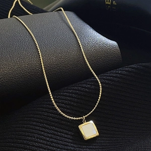 Collier minimaliste avec pendentif carré en nacre et acier titane doré poli