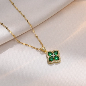 Collana in acciaio al titanio dorato con ciondolo quadrifoglio verde smeraldo e pietre