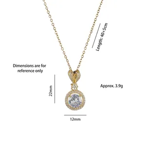 Collier élégant en titane doré avec pendentif en zircone ronde et halo de cristaux