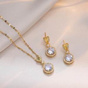 Parure de bijoux élégante en titane doré avec collier halo en zircon et boucles d'oreilles