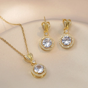 Parure De Bijoux Collier Et Boucles Oreilles Zircon Halo Pour Femme Pendentif Rond Étincelant Accessoires En Acier Titane