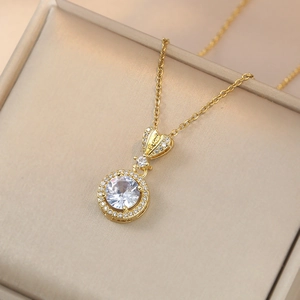 Élégant collier en titane doré avec pendentif rond en zircone et détail de bélière en cœur