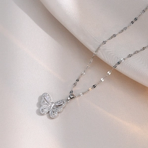 Collier pendentif papillon argenté avec oxydes de zirconium sur tissu en soie