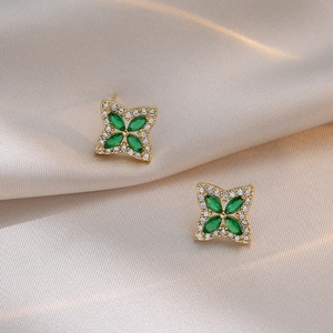 Orecchini a fiore dorato con pietre verdi marquise e zirconi su seta elegante